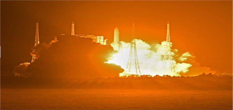 12月27日長征五號(hào)遙三運(yùn)載火箭在中國文昌航天發(fā)射場點(diǎn)火升空